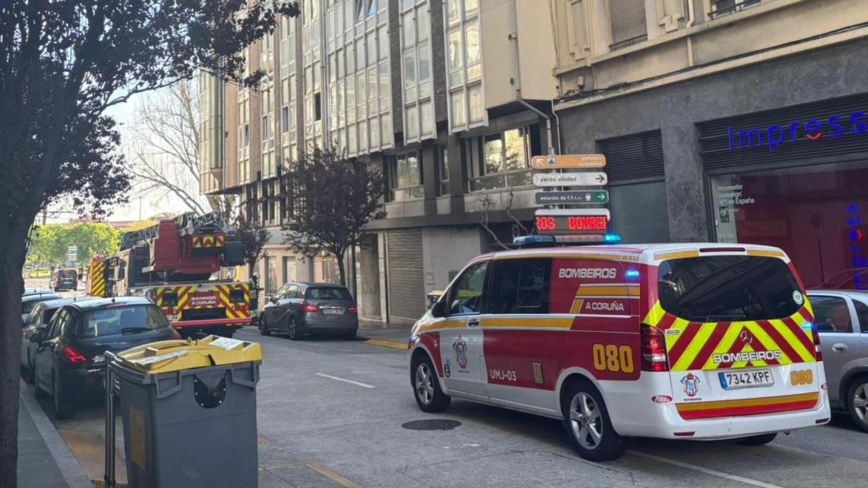 Un incendio confina temporalmente a los vecinos de un edificio junto a la plaza de Ourense de A Coruña
