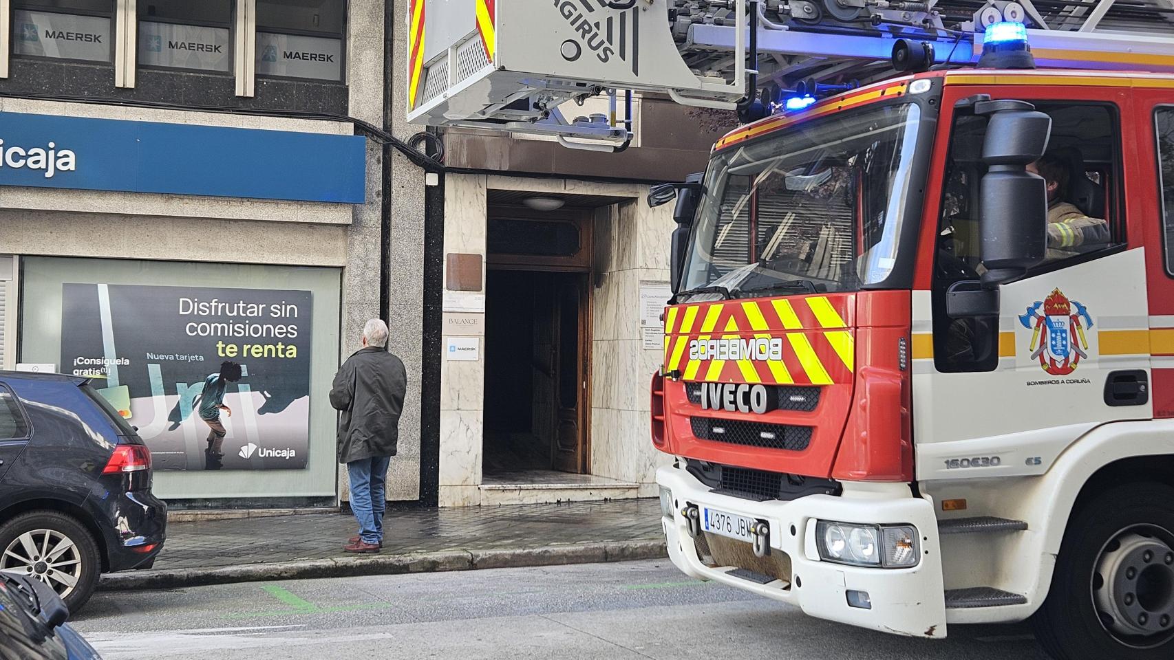 Un incendio en A Coruña junto a la plaza de Ourense