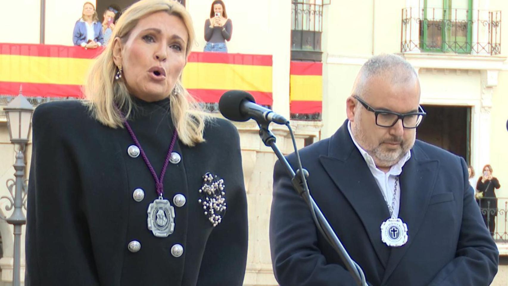Ainhoa Arteta y Luis Santana, durante su interpretación del Ave María ante la Virgen de la Soledad