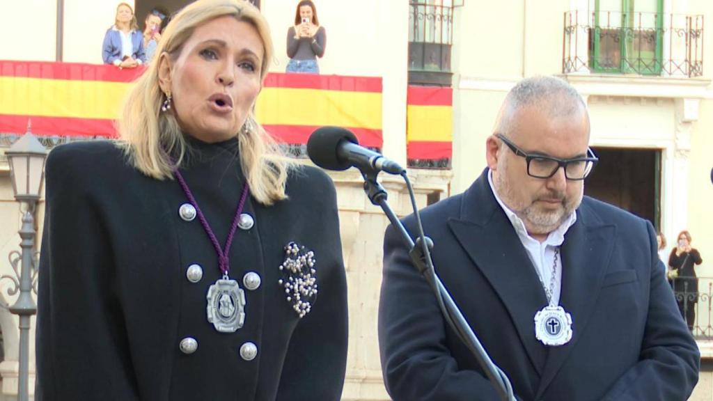 Ainhoa Arteta y Luis Santana, durante su interpretación del Ave María ante la Virgen de la Soledad