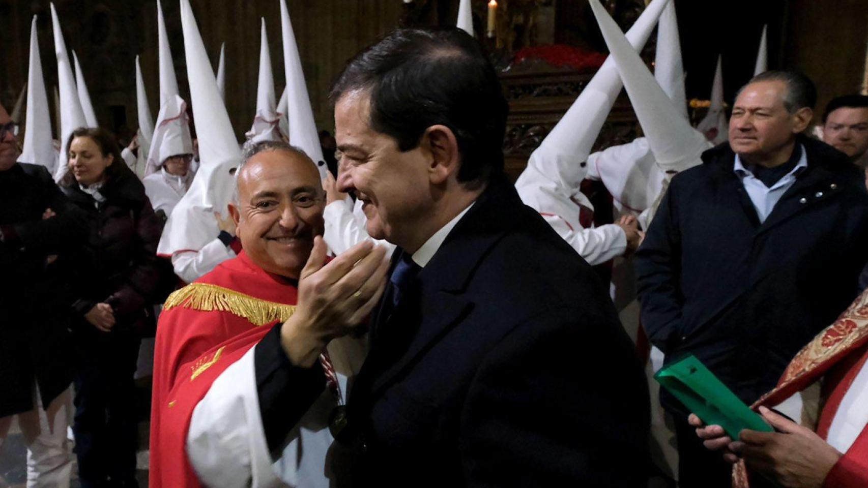 Mañueco este Jueves Santo en la salida del Yacente en Salamanca