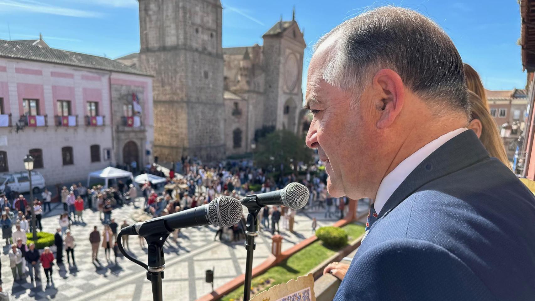 El alcalde de Talavera, José Julián Gregorio, durante el Pregón del Leño Florido.