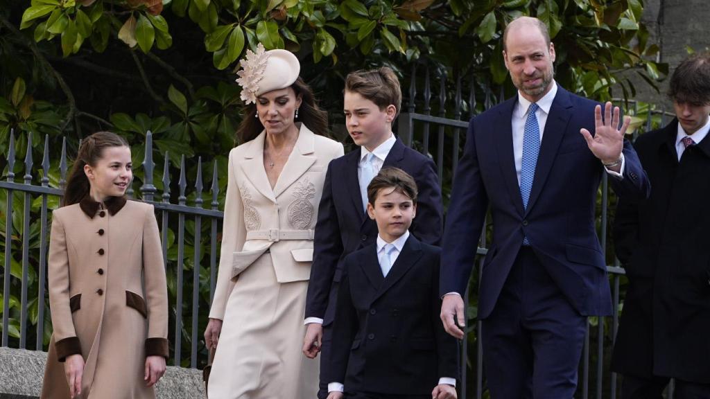 Guillermo de Gales junto a Kate Middleton y sus hijos.