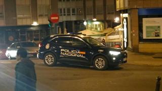 Coche de la Policía Nacional en la madrugada del domingo en la avenida de Finisterre.