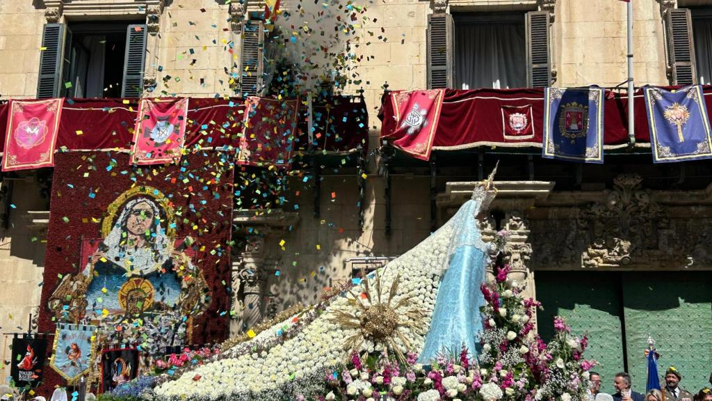 El tradicional encuentro de las imágenes en la Plaza del Ayuntamiento.