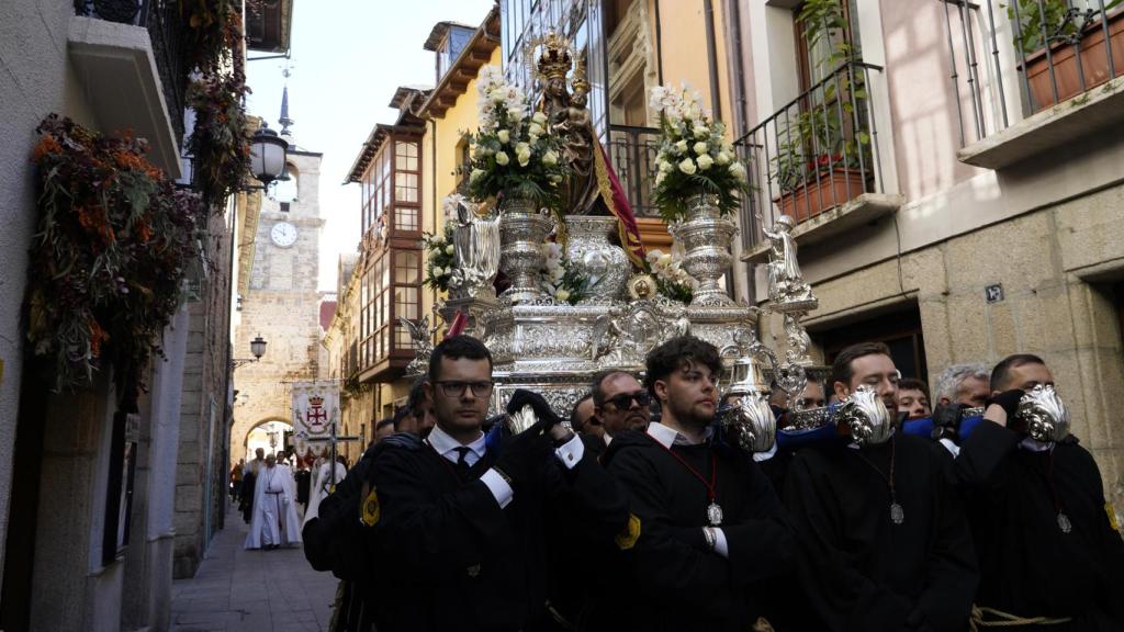 Procesión de Resurrección con la imagen de la Virgen de la Encina y el Santo Sacramento de Ponferrada