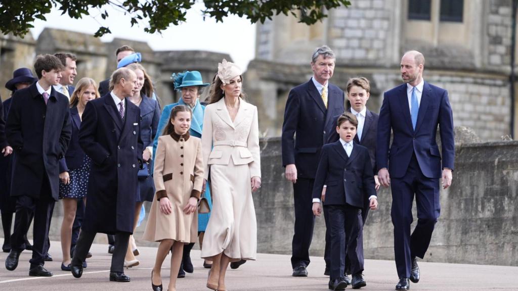 Los príncipes de Gales y sus hijos llegan a la iglesia el domingo de Pascua.