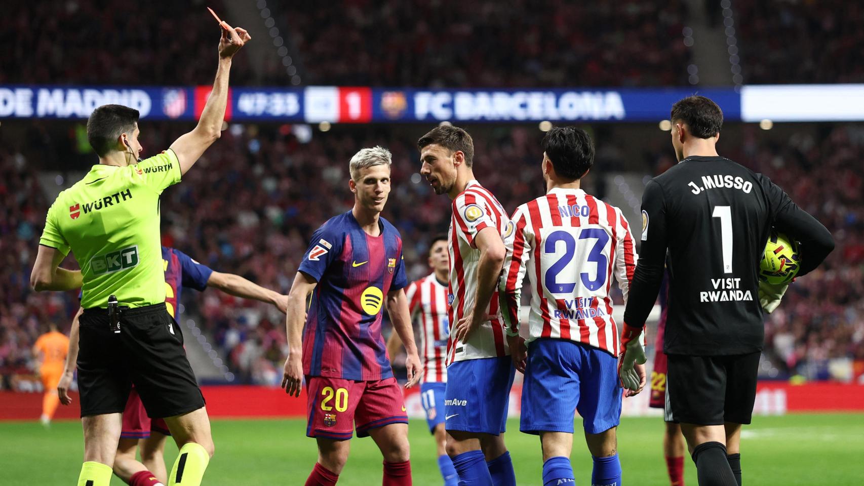 Mateo Busquets Ferrer expulsa a Nico González.