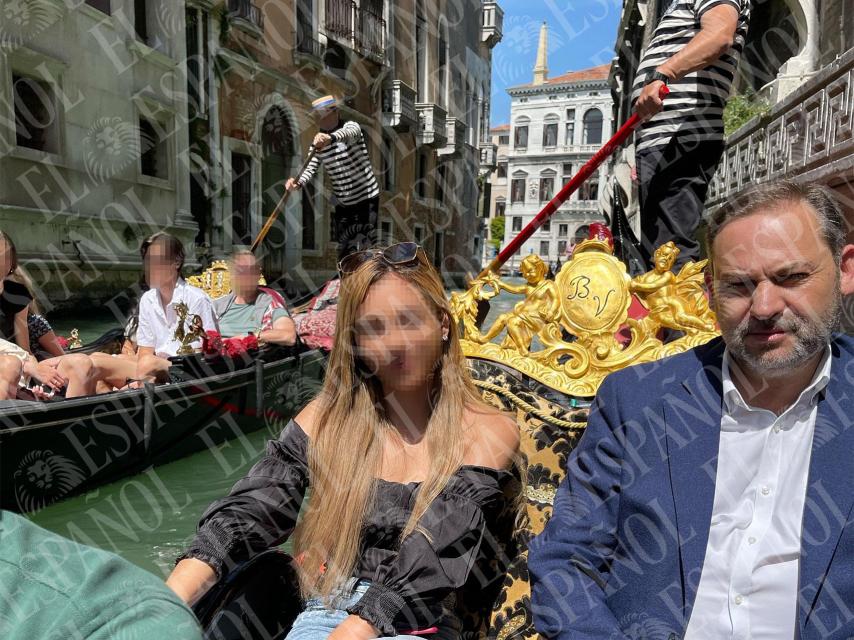 José Luis Ábalos, junto a Andrea, paseando en una góndola en Venecia.