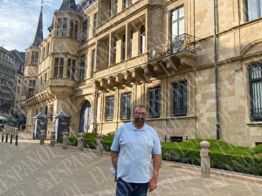 Koldo García, frente al Palacio Gran Ducal de Luxemburgo.