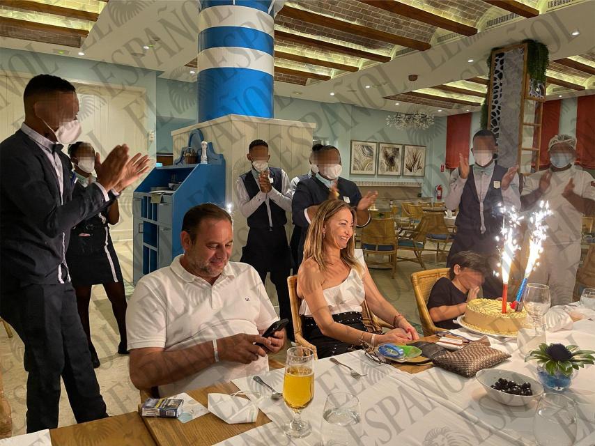 José Luis Ábalos, junto a su entonces esposa Carolina Perles, y su tarta de cumpleaños en un restaurante de Punta Cana.