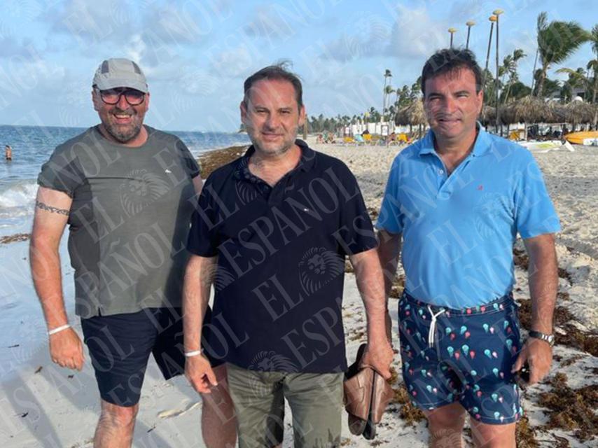 Koldo García, José Luis Ábalos y el Dr. Palomo, en una playa de Punta Cana.