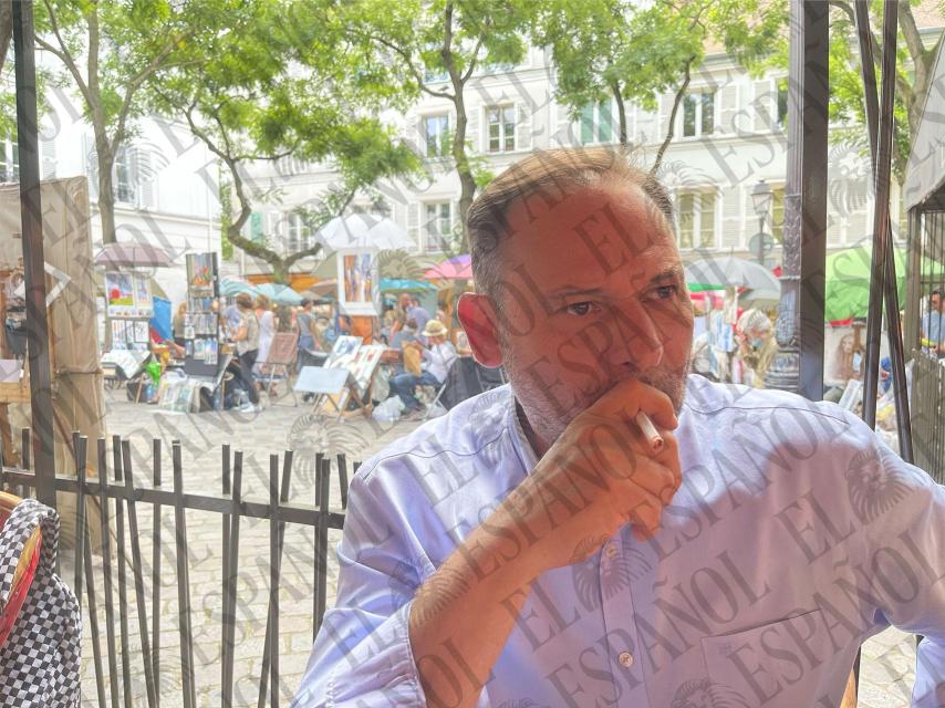 José Luis Ábalos fumando en la terraza de un bar en París.