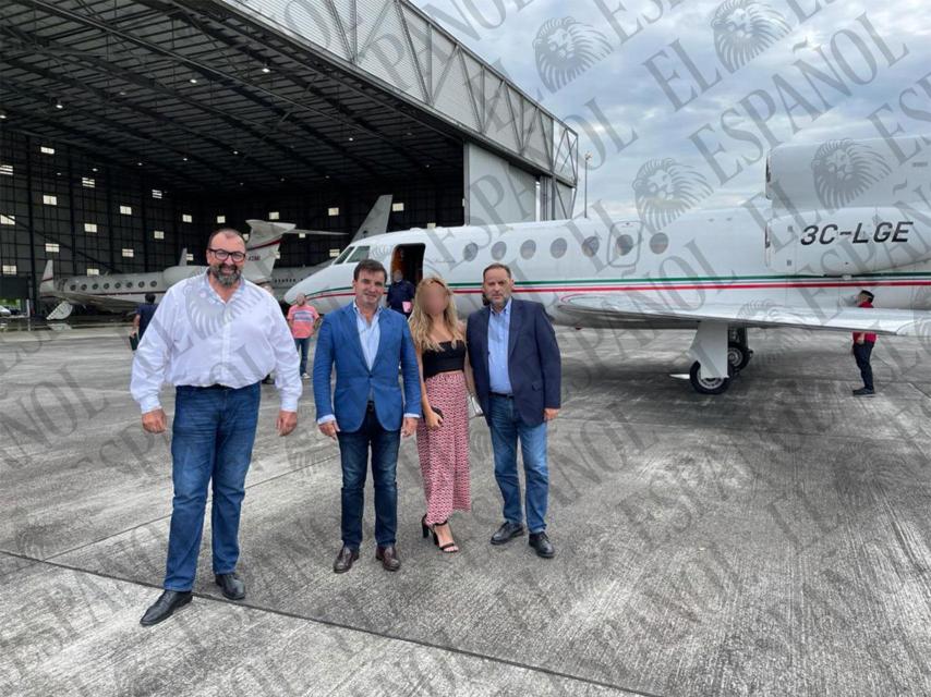 Koldo García, Dr. Palomo, Andrea de la Torre y José Luis Ábalos, frente al jet que usaron en Guinea Ecuatorial.
