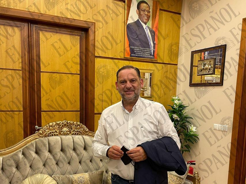 José Luis Ábalos, debajo de la foto del dictador ecuatoguineano, Teodoro Obiang.