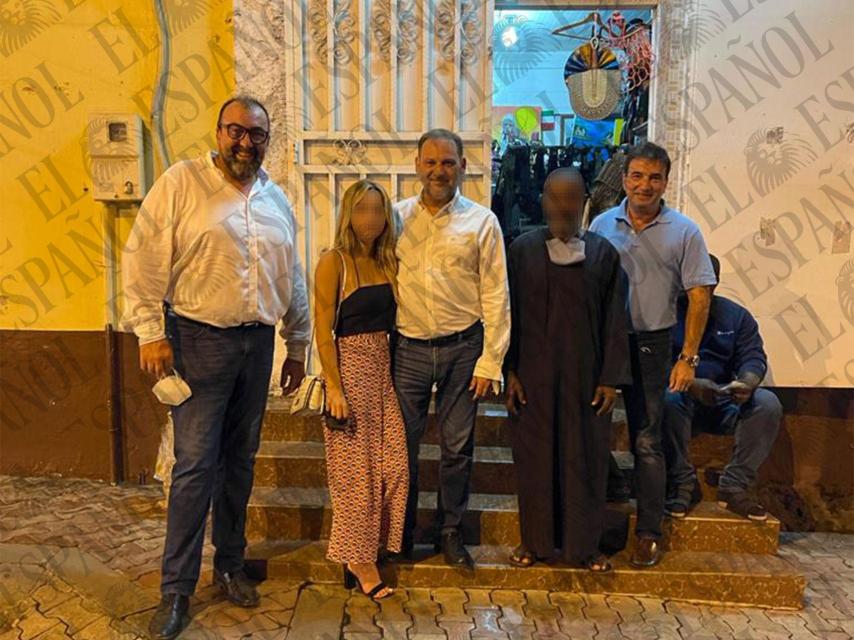 Koldo García, Andrea de la Torre, José Luis Ábalos y el Dr. Palomo se fotografían en un comercio local de Guinea Ecuatorial.
