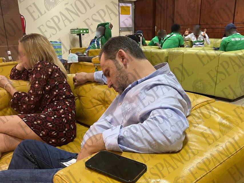 José Luis Ábalos dormido en la sala de espera del aeropuerto.
