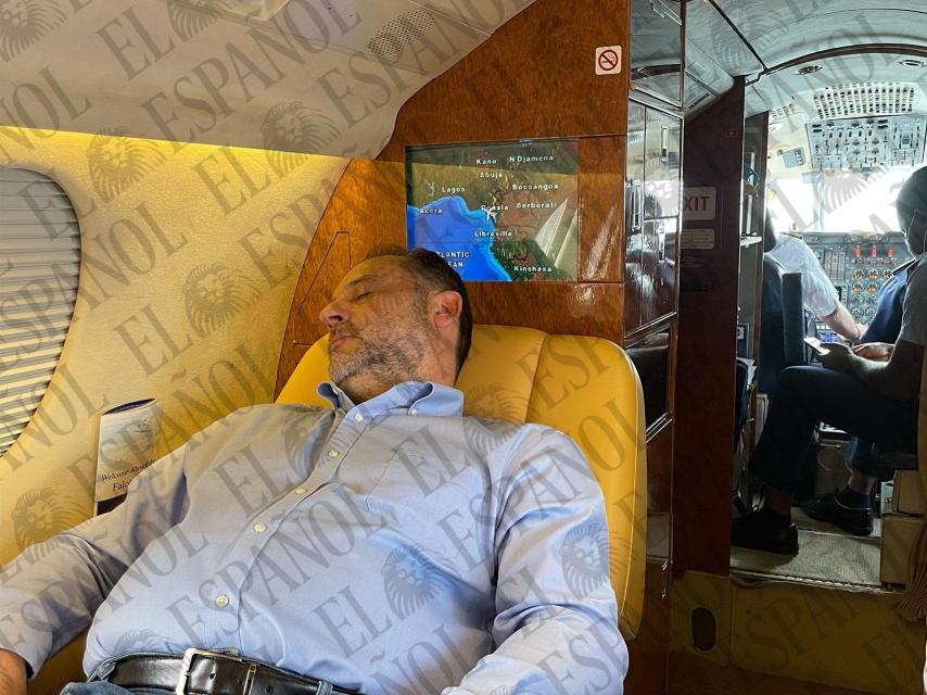 José Luis Ábalos, dormido en el jet privado.