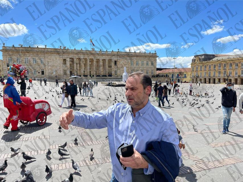José Luis Ábalos, frente al Capitolio Nacional de Colombia.