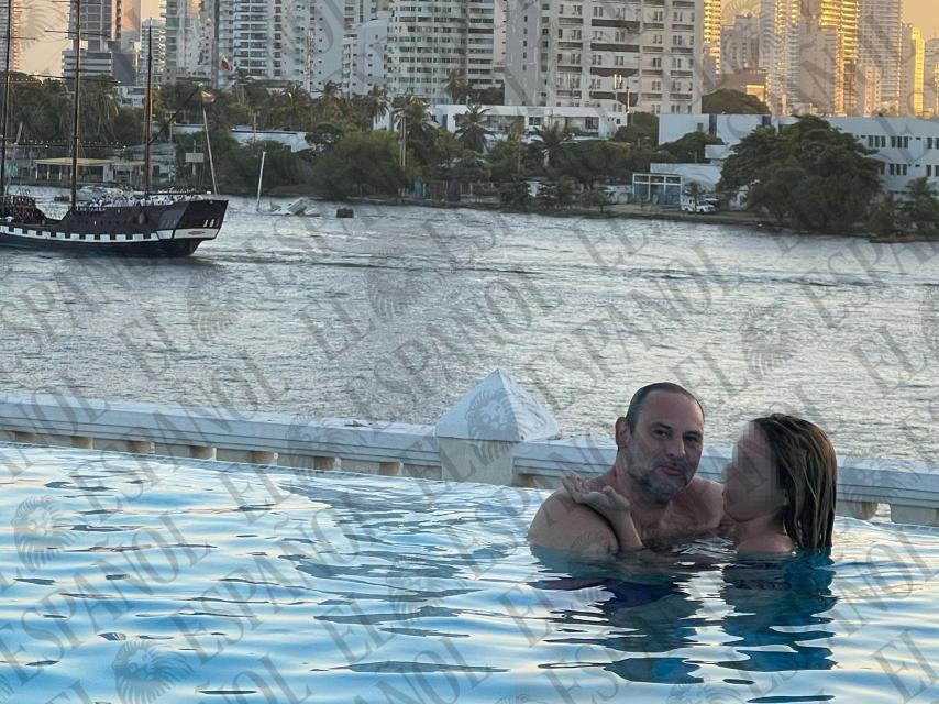 José Luis Ábalos y Andrea de la Torre, en la piscina de su hotel.