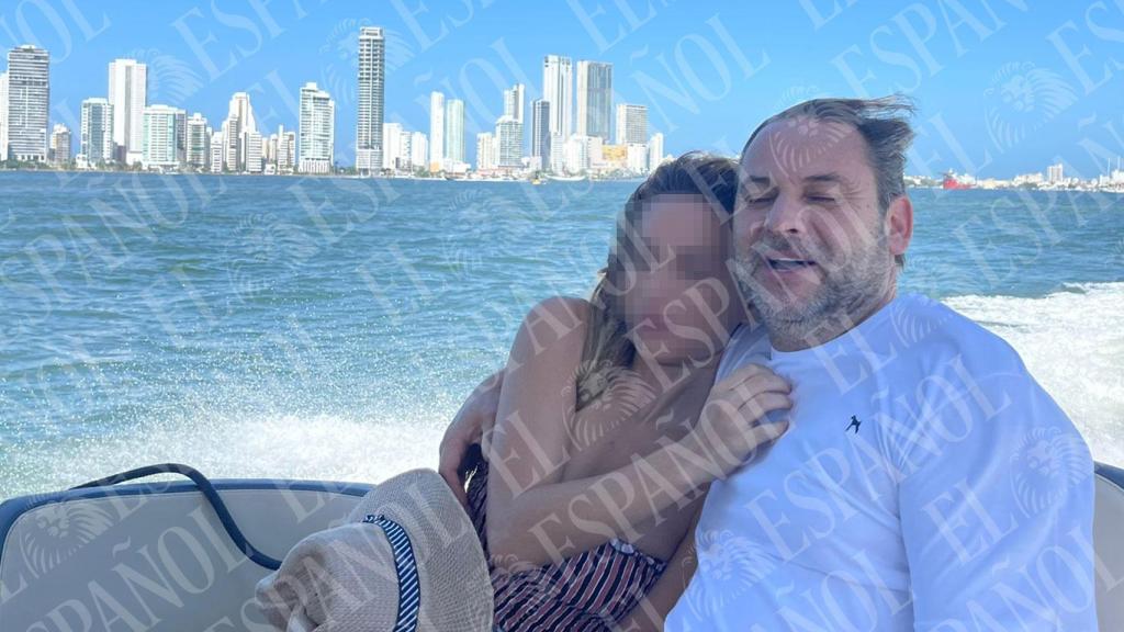 Andrea de la Torre y José Luis Ábalos, abrazados a bordo de un yate a gran velocidad.