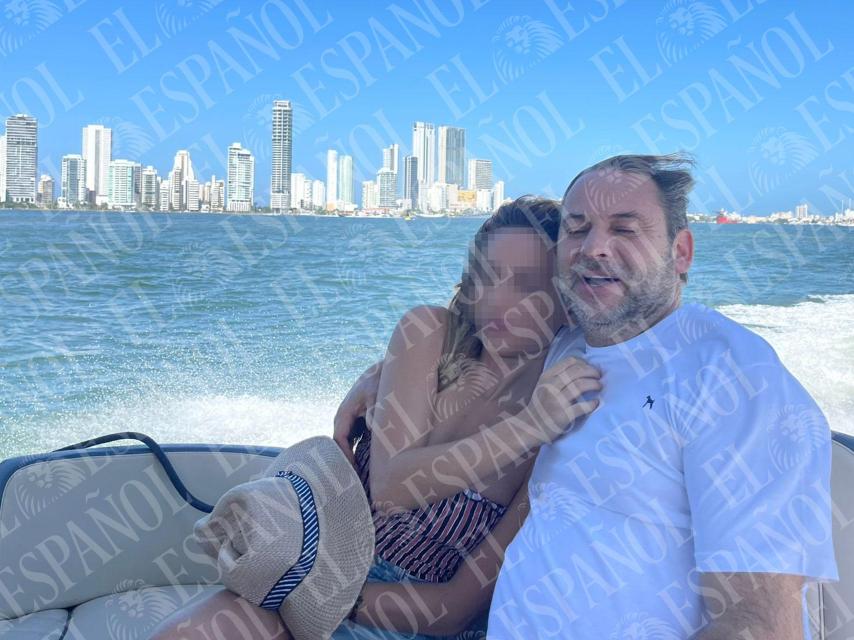 Andrea de la Torre y José Luis Ábalos, abrazados a bordo de un yate a gran velocidad.