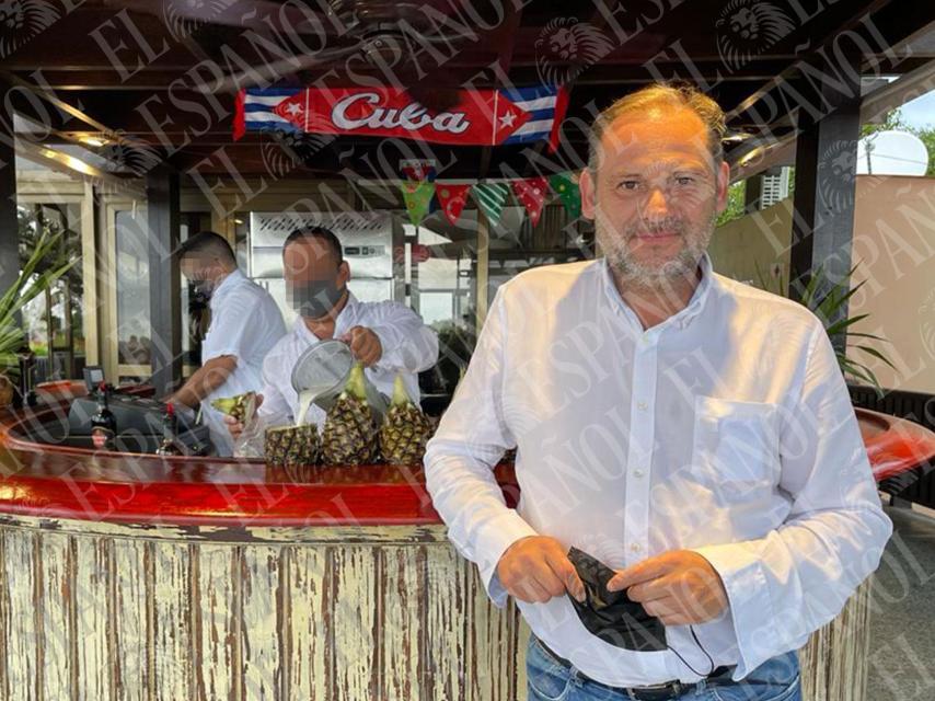 José Luis Ábalos, en un bar de La Habana.