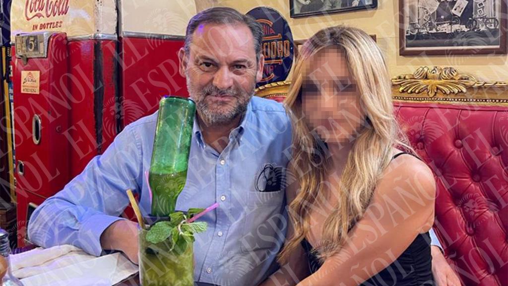 José Luis Ábalos y Andrea de la Torre, en un bar en La Habana.