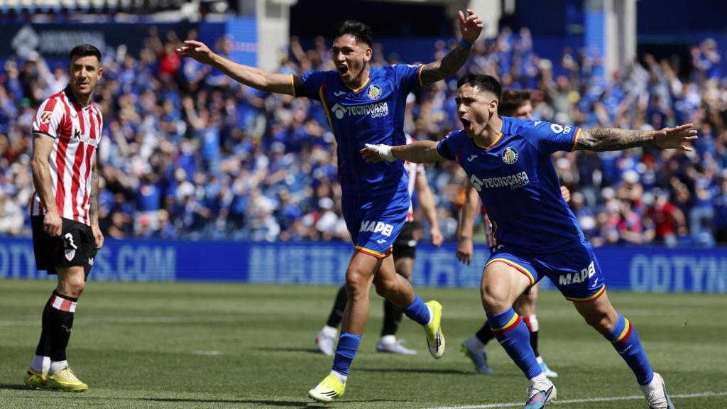 Luis Vázquez y Satriano celebran el primer gol del partido ante el Athletic Club.