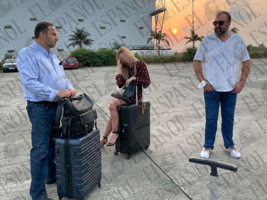 José Luis Ábalos, Andrea de la Torre y Koldo García, en la pista esperando para subirse al avión.