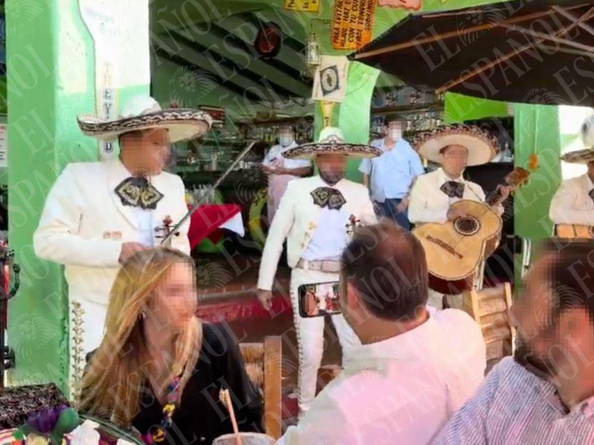 José Luis Ábalos graba con su móvil a Andrea de la Torre durante la actuación de un grupo de mariachis.