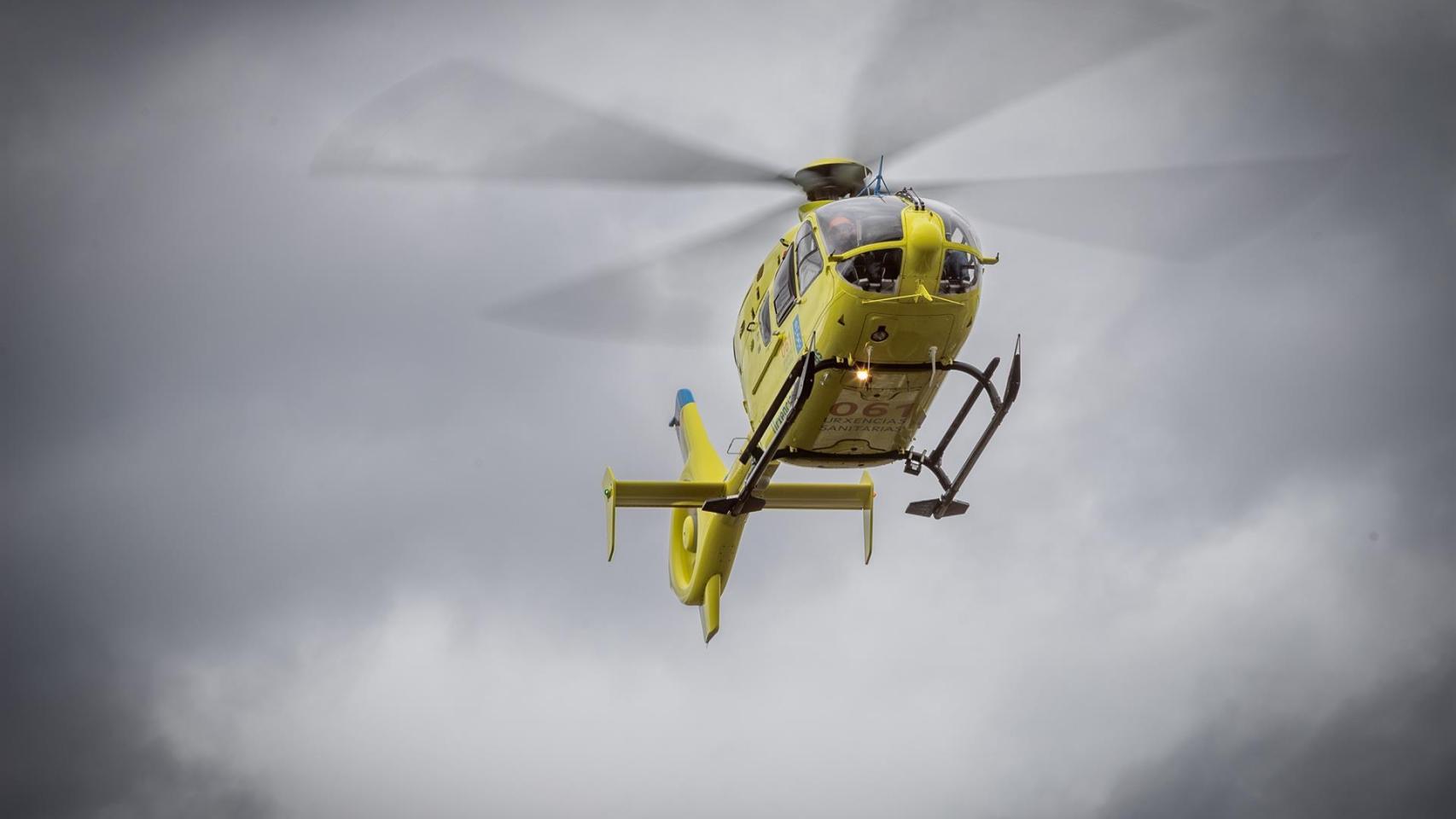 Uno de los últimos vuelos de la médico del helicóptero del 061, decana de Europa, Charo Rua, en el helipuerto del Hospital Provincial de Conxo