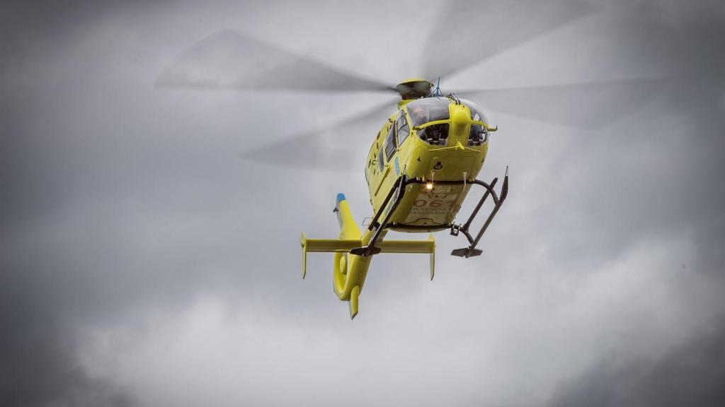 Uno de los últimos vuelos de la médico del helicóptero del 061, decana de Europa, Charo Rua, en el helipuerto del Hospital Provincial de Conxo