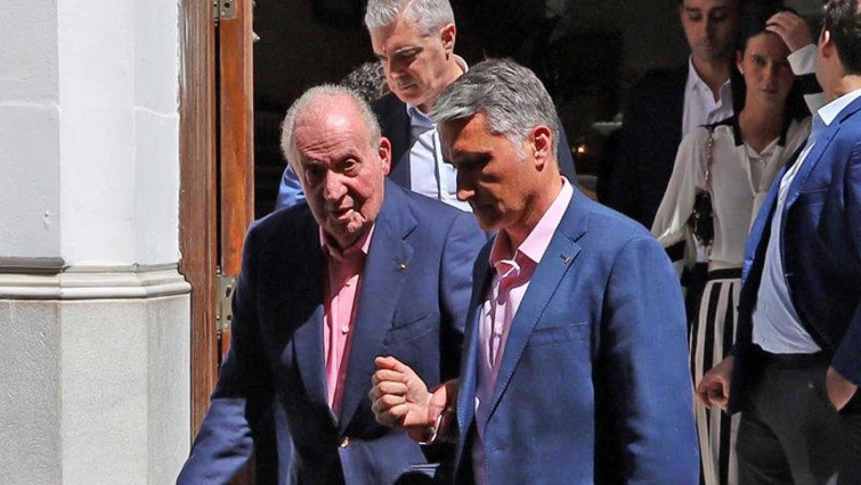 Juan Carlos I acude a la corrida de la Maestranza de Sevilla y apunta que tiene intención de volver a España «cuando pueda»
