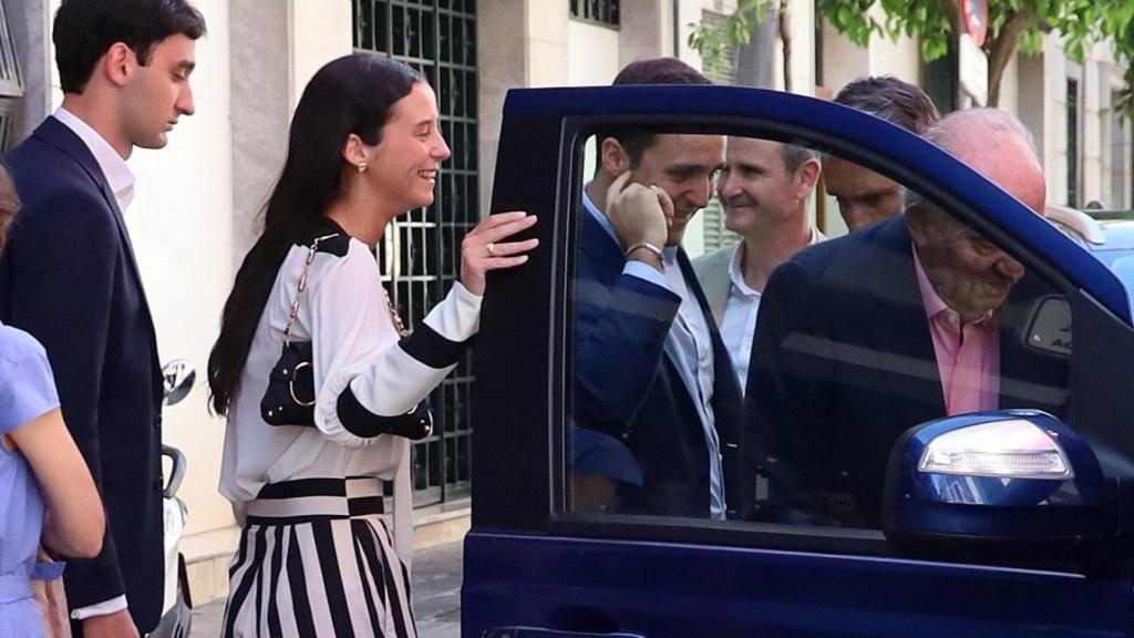 Victoria Federica y Froilán acompañando a su abuelo en Sevilla.