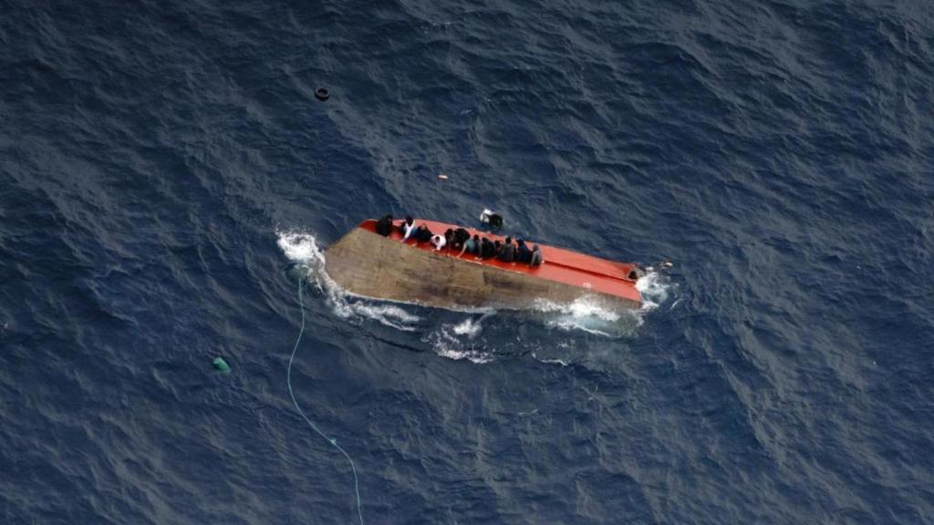 Personas encima del barco naufragado este fin de semana en el mar Mediterráneo central.