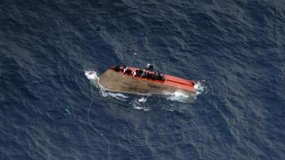 Personas encima del barco naufragado este fin de semana en el mar Mediterráneo central.