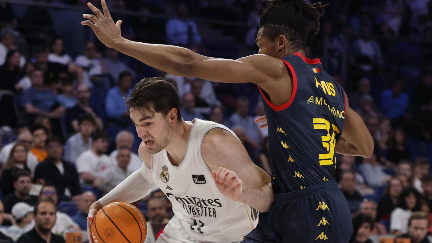 Mario Hezonja, presionado por Yves Pons durante el partido.