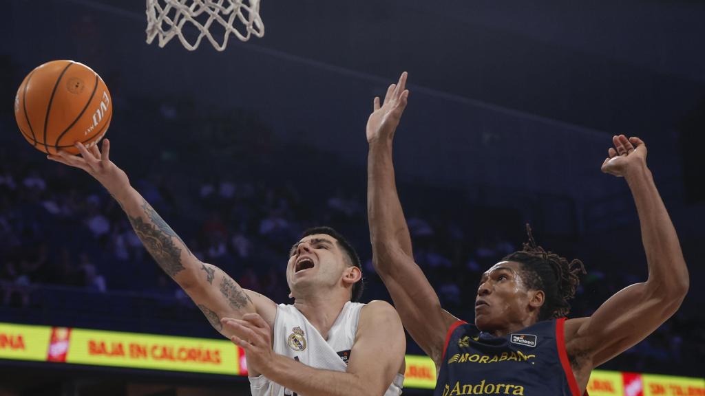 Gaby Deck entra a canasta presionado por Yves Pons.