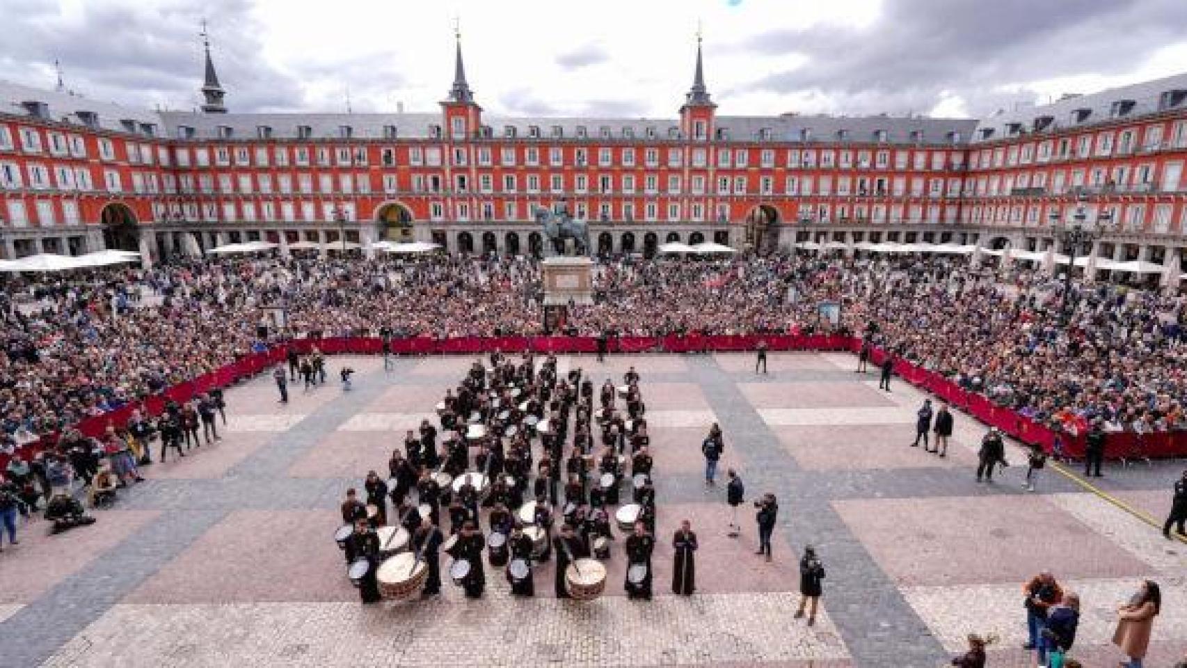 Tamborrada en la plaza Mayor de Madrid 2025.
