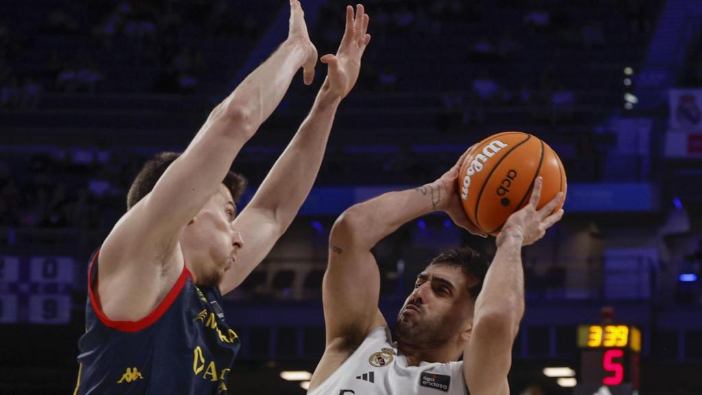 Campazzo, presionado por Chumi Ortega.