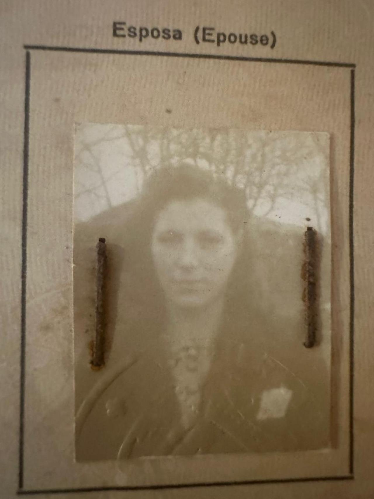 La abuela de Vanesa en la foto de su pasaporte antes de emigrar a Argentina.