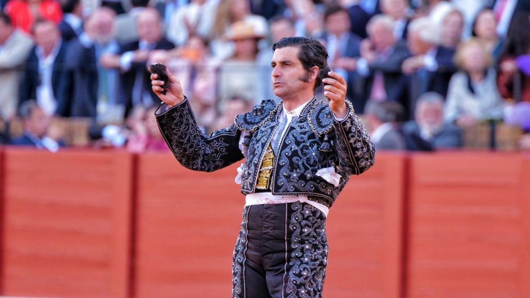 Morante corta dos orejas en su ‘resurrección’ en Sevilla entre honores al Rey Emérito Morante corta dos orejas en su ‘resurrección’ en Sevilla entre honores al Rey Emérito