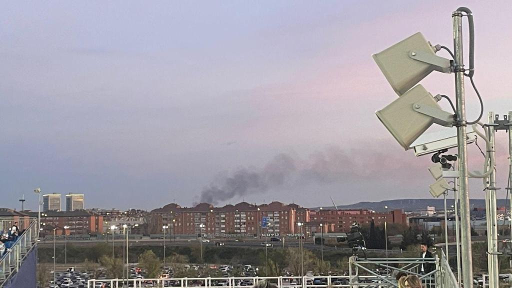 Columna de humo negro provocada por un incendio en el PTR de Zaragoza.