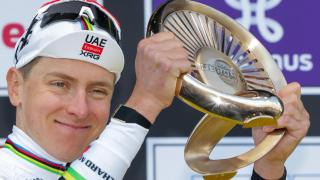 Tadej Pogacar celebra la victoria en el Tour de Flandes.