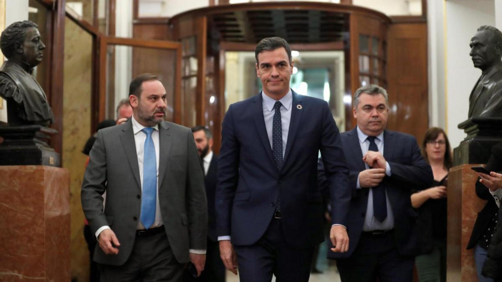 José Luis Ábalos y Santos Cerdán antes de entrar en prisión, en los pasillos del Congreso, junto a Pedro Sánchez.
