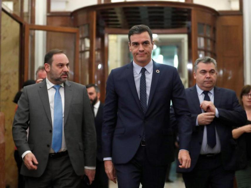 José Luis Ábalos y Santos Cerdán antes de entrar en prisión, en los pasillos del Congreso, junto a Pedro Sánchez.