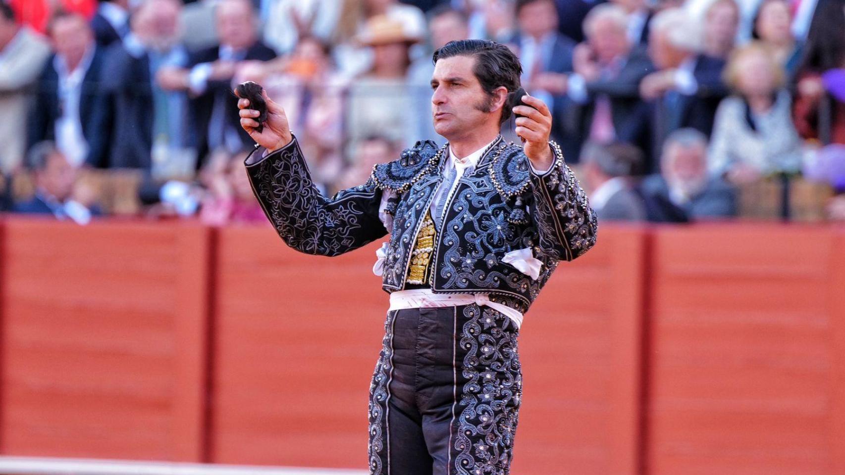 Morante corta dos orejas en su 'resurrección' en Sevilla entre honores al Rey Emérito