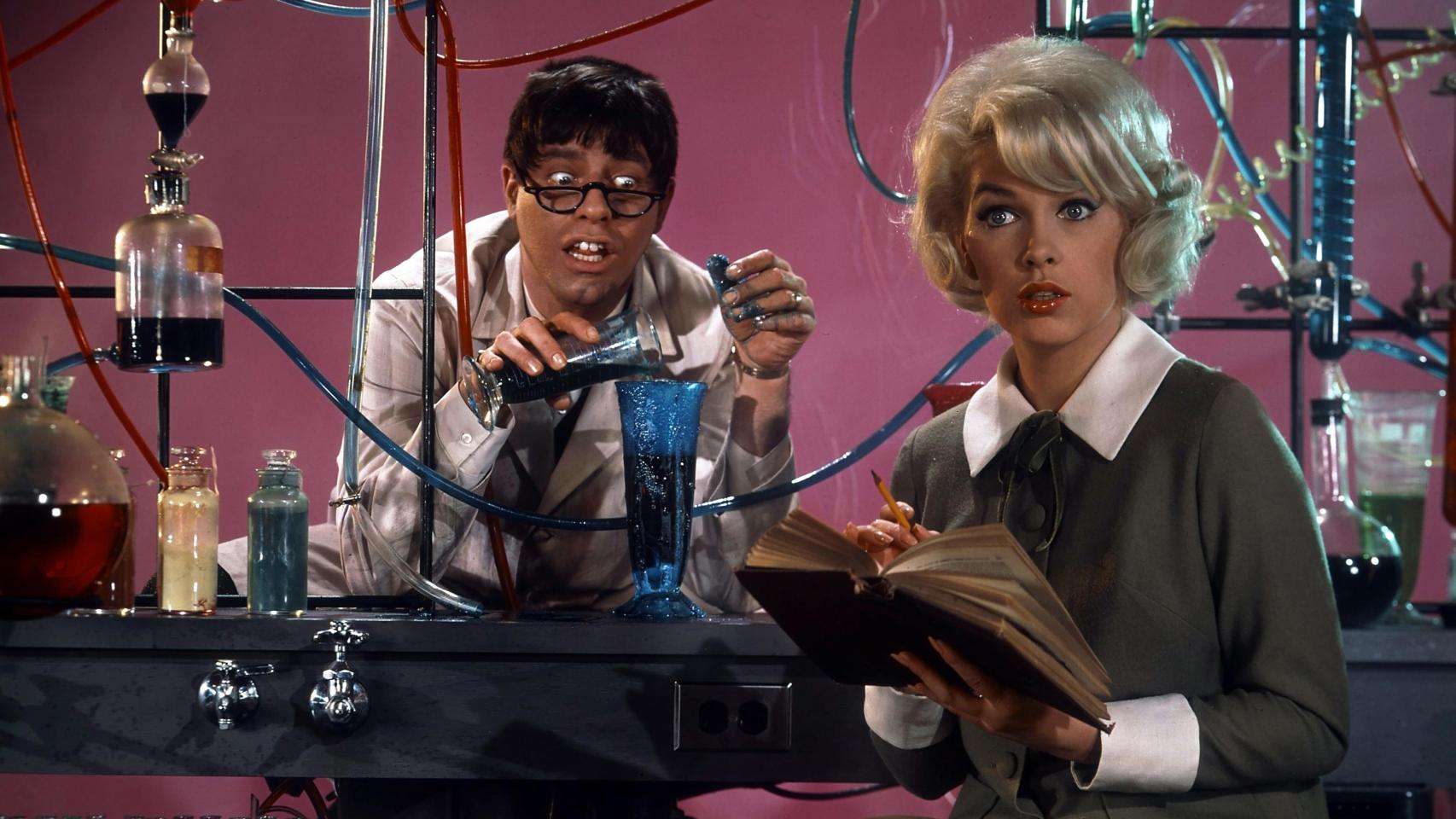 Jerry Lewis y Stella Stevens, en 'El profesor chiflado' (1963)