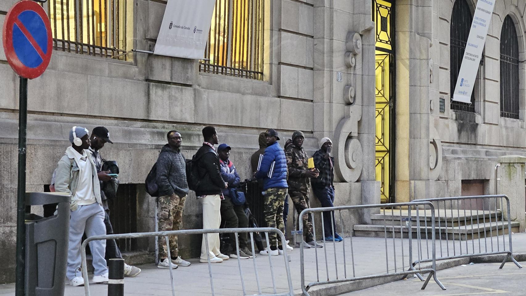 Colas ante la embajada temporal de Senegal en A Coruña este lunes.